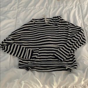 Abercrombie and Fitch Women’s sweater with a hood